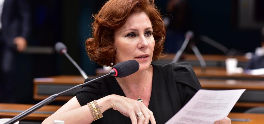 Internada, Zambelli diz que deve seguir na UTI até terça-feira