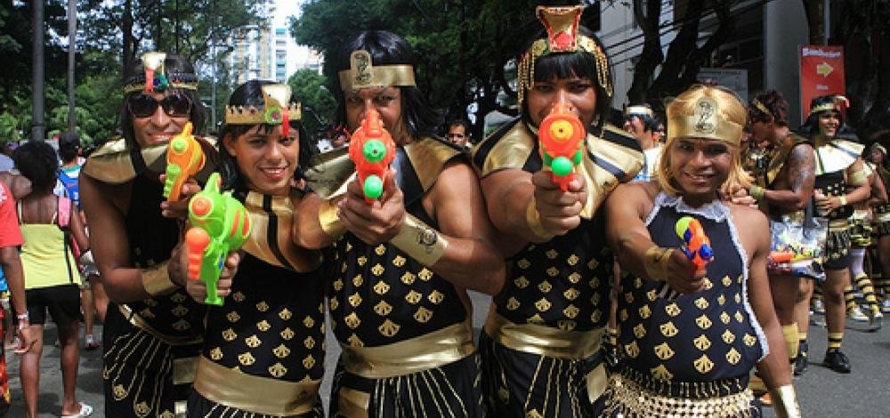 Governador sanciona lei que proíbe uso de pistolas de água no carnaval
