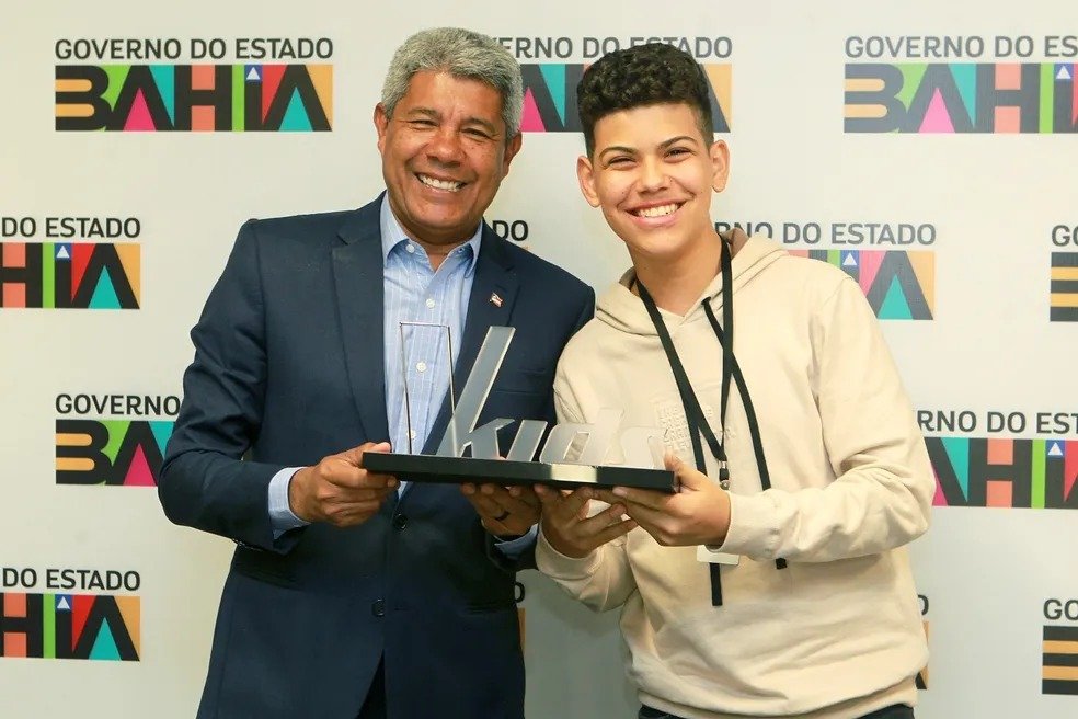 Vencedor do The Voice Kids é recebido pelo governador da Bahia