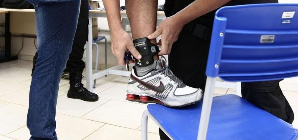 Brasil alcança recorde de monitorados por tornozeleira eletrônica