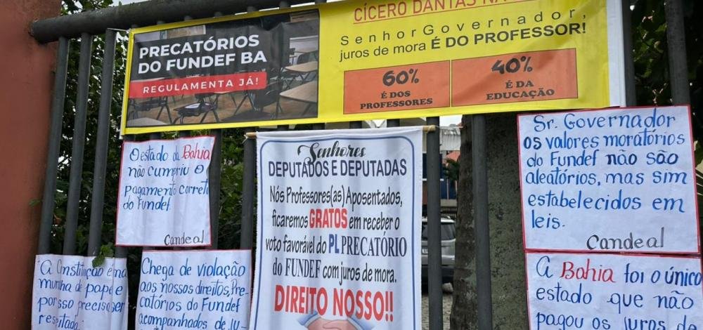 Professores protestam, em Feira de Santana, pelo pagamento do Fundef