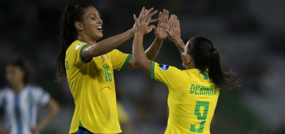 Dupla de ataque, Bia Zaneratto e Debinha podem chegar a 100 gols pela Seleção
