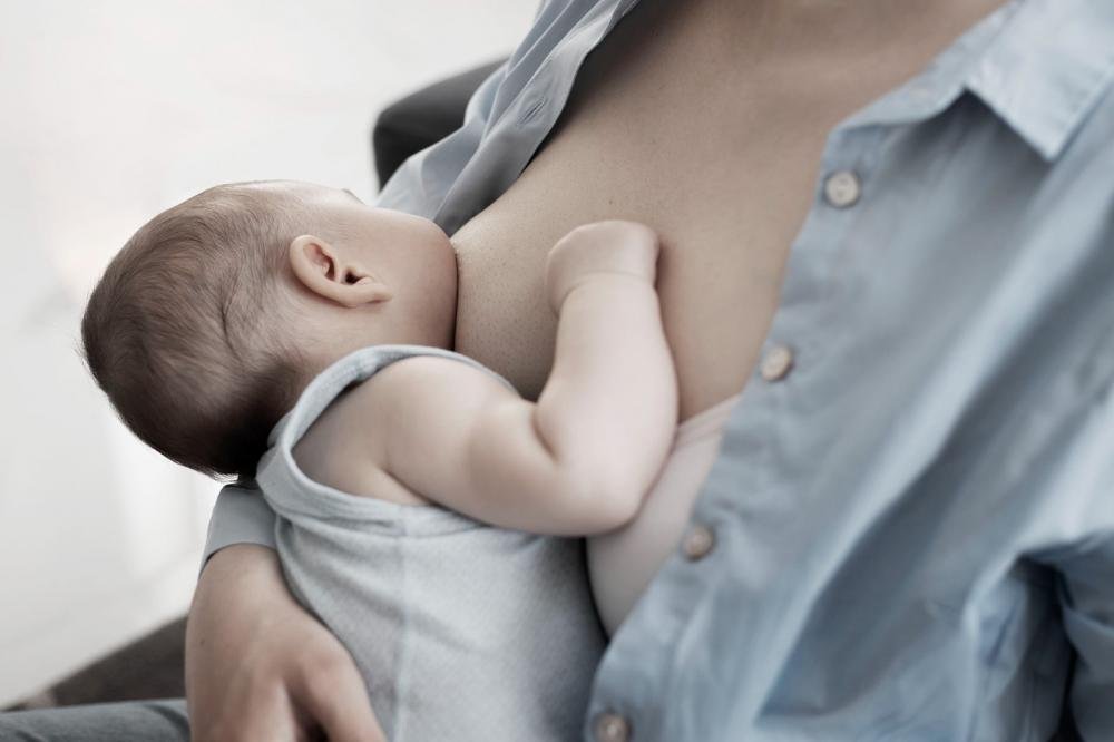 Amamentação cruzada é alvo de preocupação por elevar riscos associados à transmissão de doenças infectocontagiosas em crianças