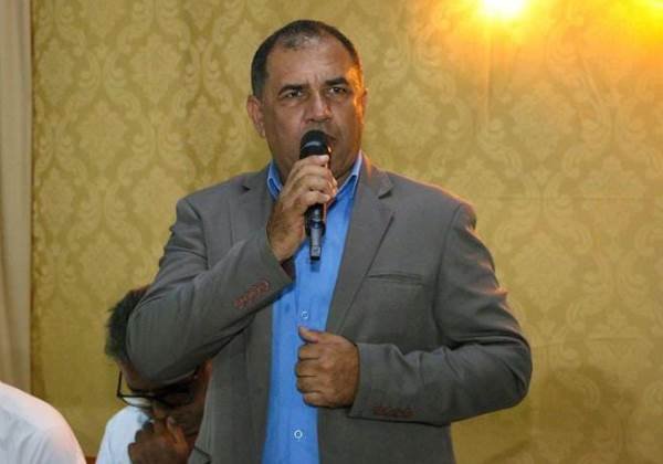 Prefeito de Canudos é punido por contratações irregulares