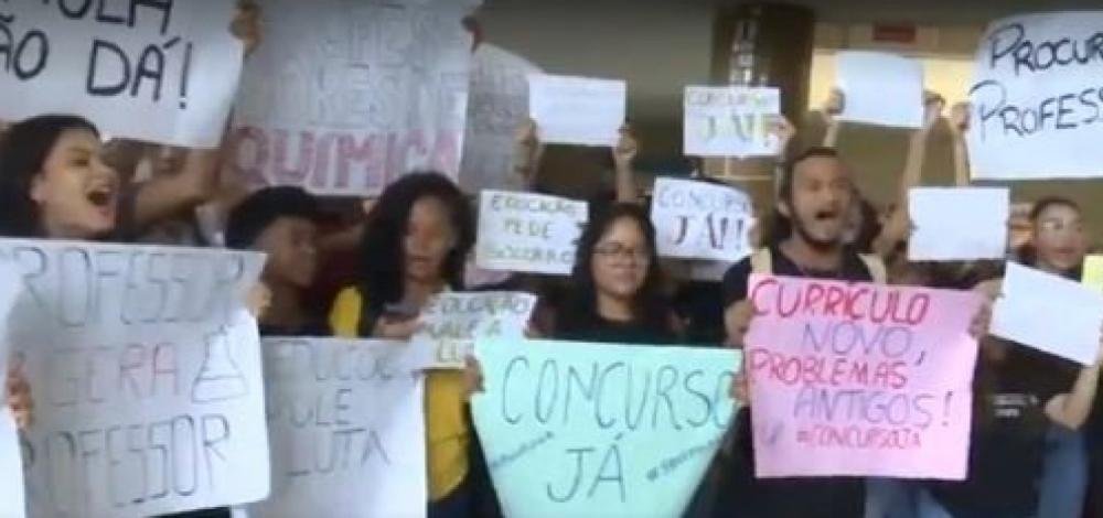Alunos da Uefs protestam por contratações de professores