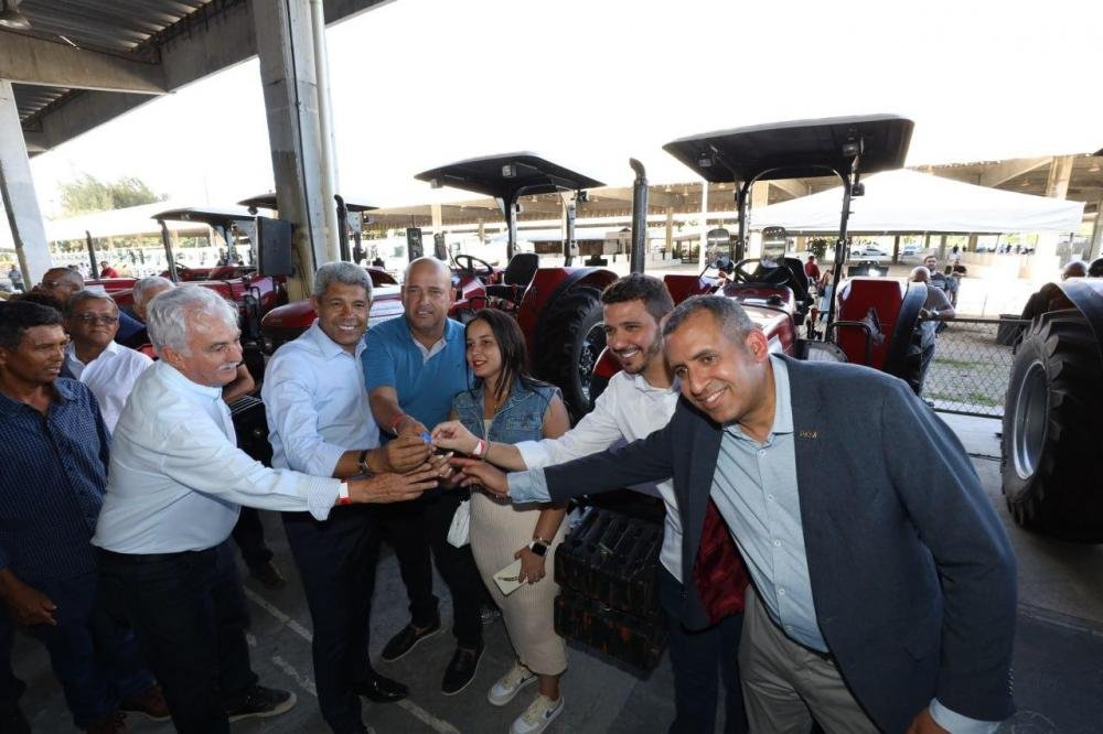 Coração de Maria recebe trator através de Binho Galinha 