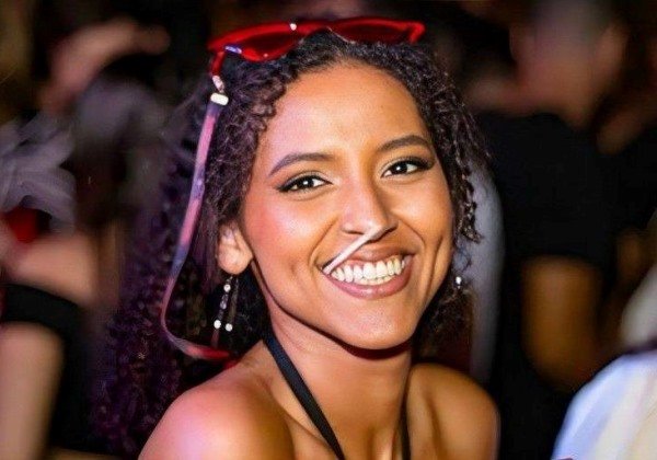 Ana Clara Benevides é homenageada na Times Square após morte em show de Taylor Swift