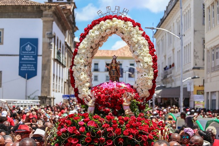 Devotos homenageiam Santa Bárbara em Salvador