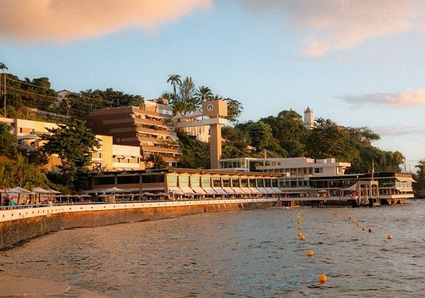 Ventania danifica telhado do Yacht Clube Bahia