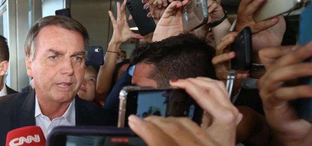 Bolsonaro vai à sede da PF para prestar depoimento, mas fica em silêncio