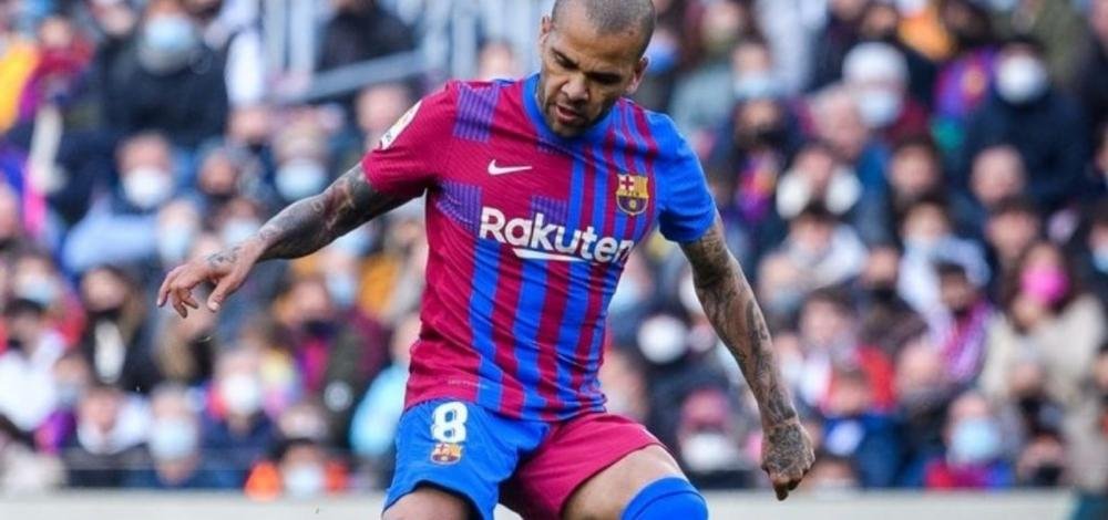 Barcelona retira Daniel Alves da lista de lendas no site do clube após condenação por agressão sexual