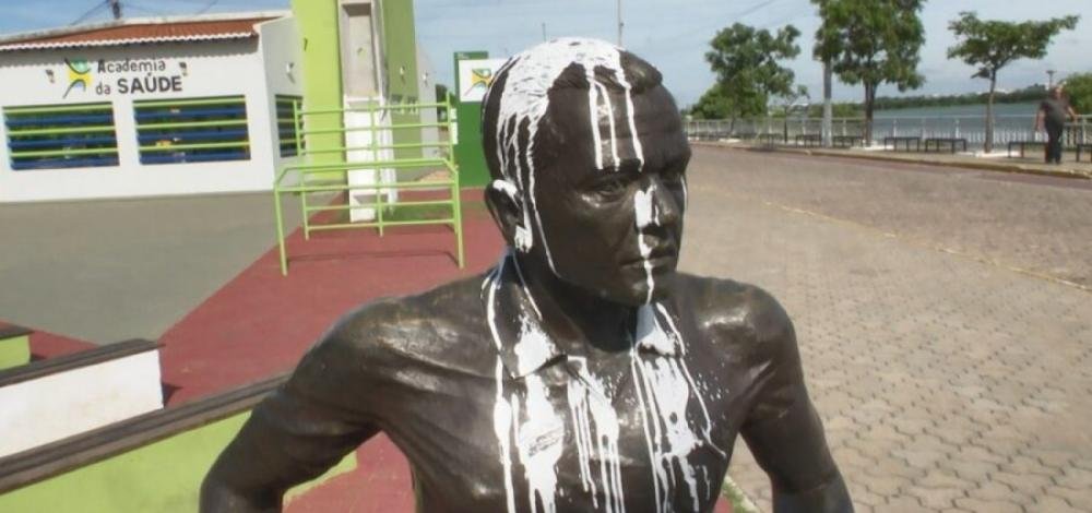 Estátua de Daniel Alves volta a ser vandalizada por moradores em Juazeiro