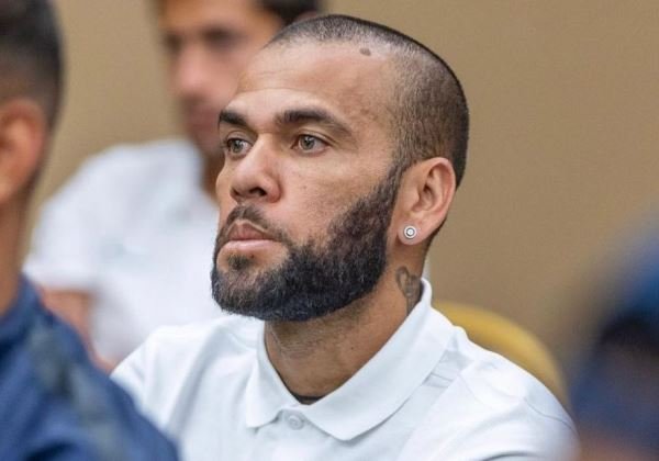 Daniel Alves se apresenta pela primeira vez à Justiça após ser solto