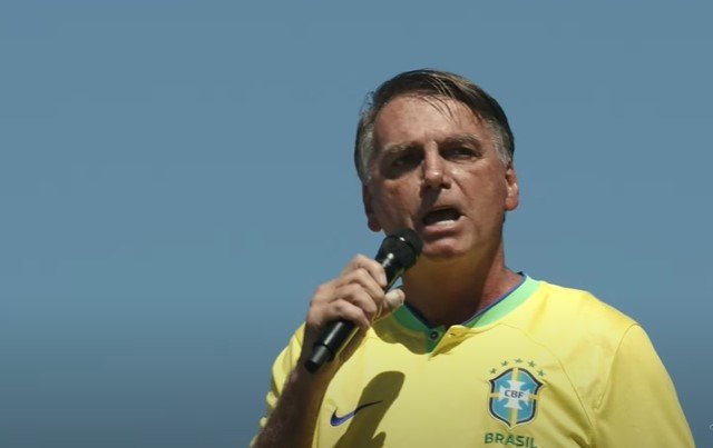 Jair Bolsonaro encontra prefeita que jogou livros no lixo