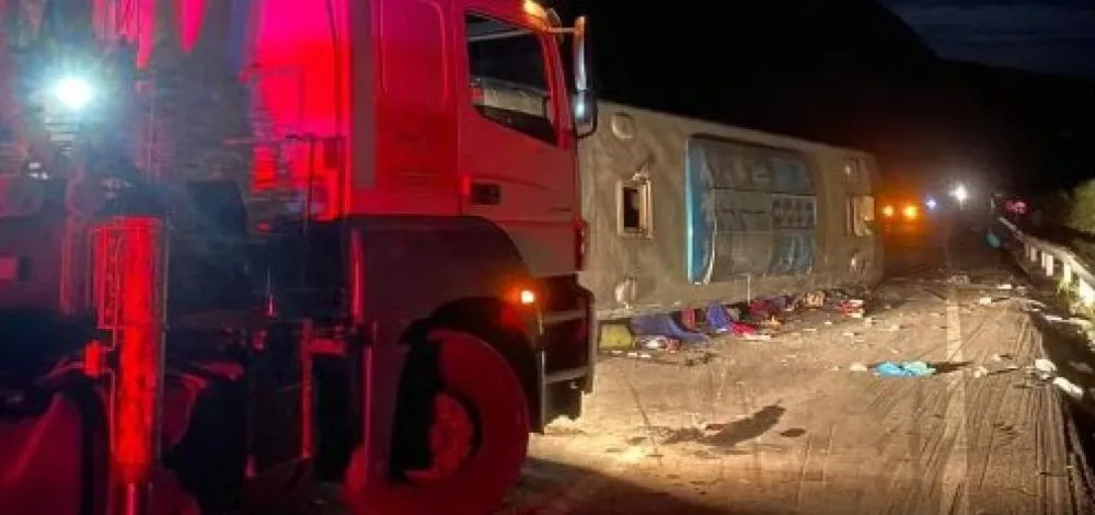 Sete pessoas morreram após ônibus tombar em 'curva da morte' na BR-116