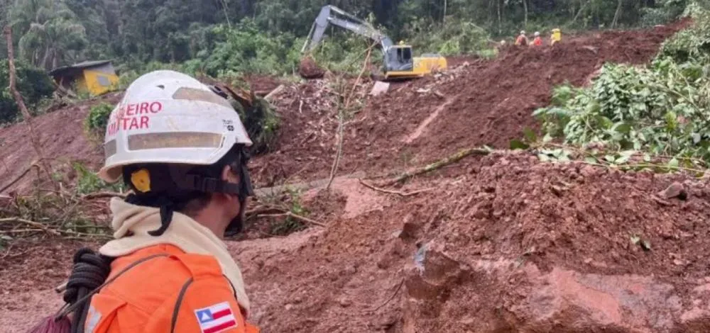 Equipe do Corpo de Bombeiros da Bahia resgata corpo em operação no RS