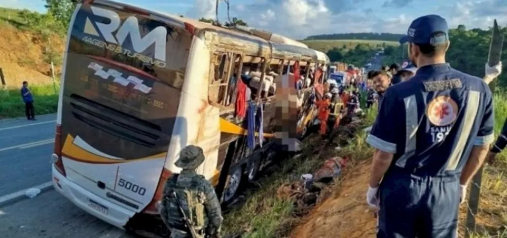 Motorista de ônibus envolvido em acidente na BR-101 é indiciado por conduzir em alta velocidade