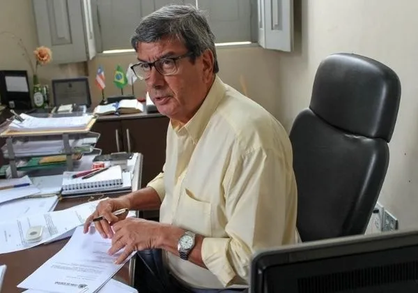 Vereador denuncia Prefeitura por ter gastado R$ 800 mil com aluguel de banheiros e cadeiras de rodas