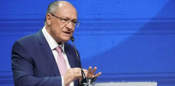 Governo vai cumprir arcabouço fiscal cortando despesas para reduzir juros, diz Alckmin