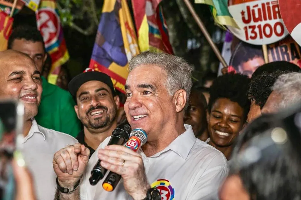 Em caminhada no Fraternidade e Feira VII, Zé Neto promete construir Hospital Veterinário