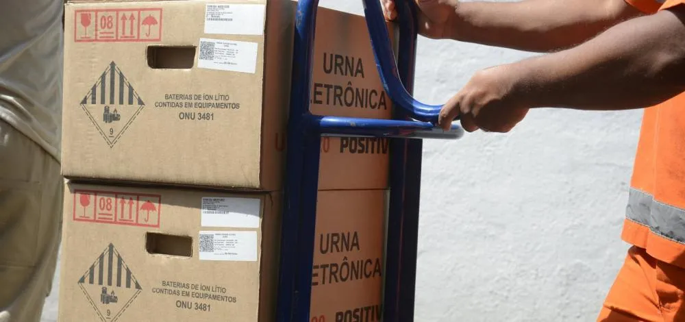Urnas eleitorais começam a ser lacradas na Bahia nesta segunda-feira
