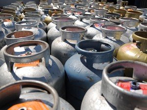 Preço do gás e desemprego elevam uso da lenha para cozinhar no Brasil