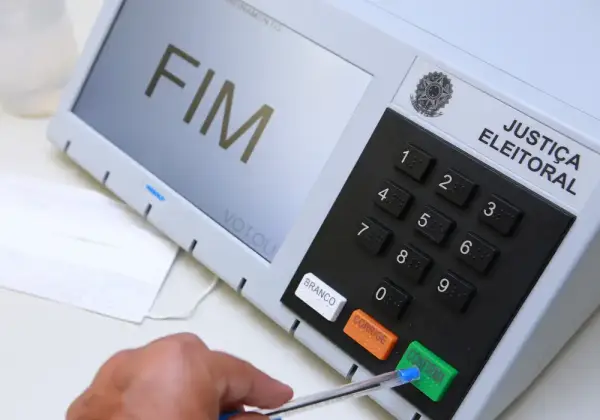 Juíza de Santo Estêvão suspende divulgação de pesquisa eleitoral irregular