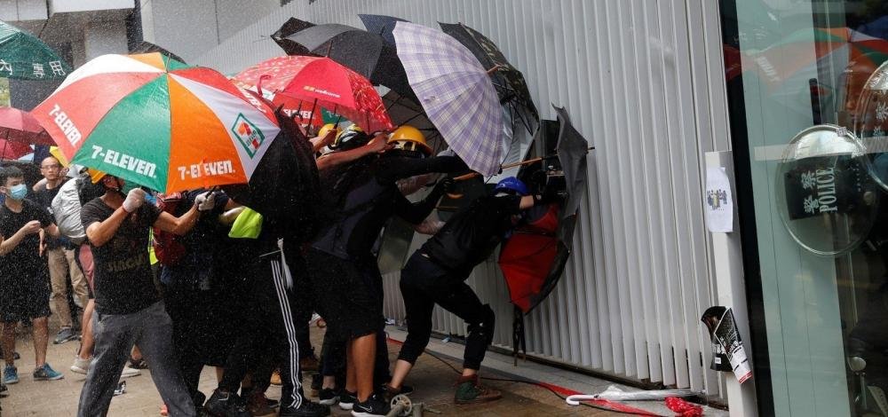 Manifestantes invadem sede do Parlamento de Hong Kong