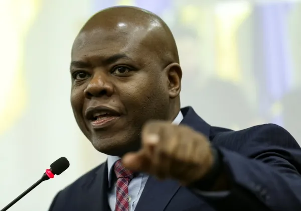 Ex-ministro Silvio Almeida faz primeira aparição pública após ser exonerado