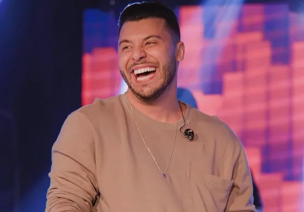 Murilo Huff é atingido por garrafa de cervea durante show