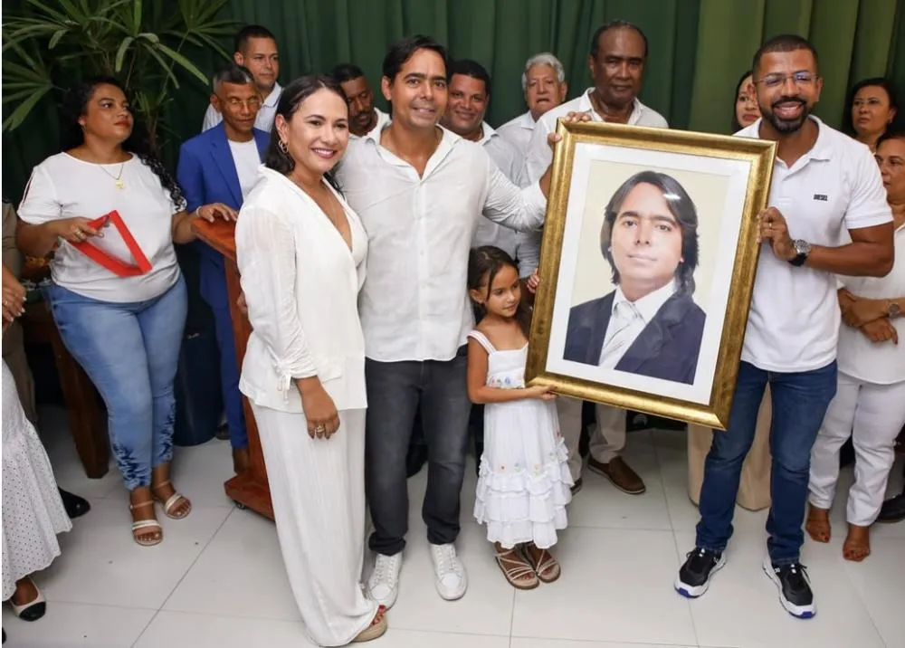 Dr Pitagoras recebe homenagem de amigos e funcionários da prefeitura de Candeias 