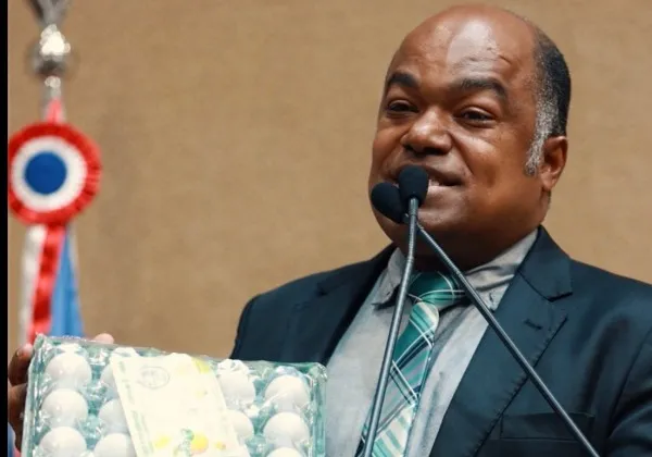 ‘Lula vai quebrar o Brasil’, alerta Samuel Jr. em discurso na Alba com ovos e café