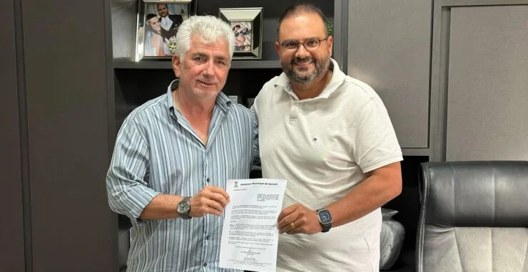 Edeú Gomes assume interinamente a prefeitura de Ipecaetá, enquanto Junior Piaggio representa a cidade em assembleia internacional
