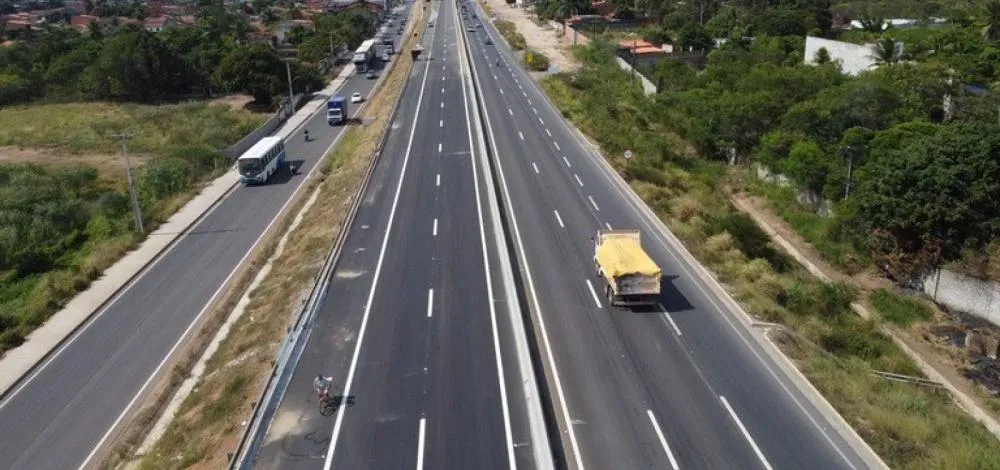 Jerônimo discute com ministro dos Transportes situação da BR-324 e ponte no sul da Bahia