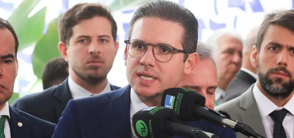 Câmara vai declarar perda do mandato de Carla Zambelli, diz Hugo Motta