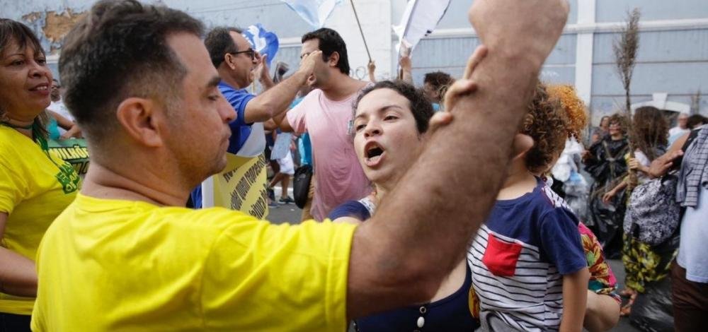 2 de Julho tem gritos de 'Lula Livre', ovação a Bolsonaro e princípio de confusão