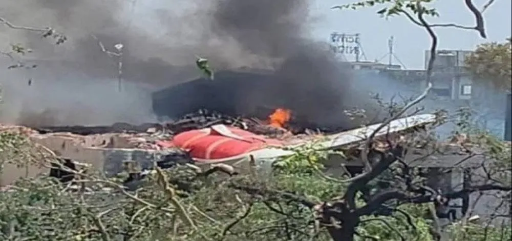 Avião que caiu na Índia perdeu sinal em menos de um minuto