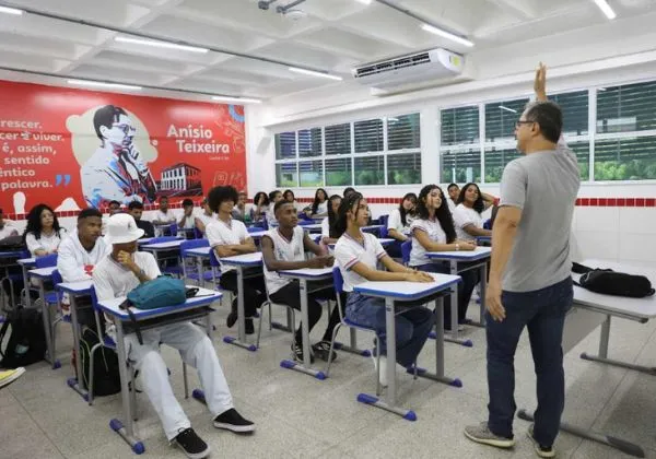 Bahia alcança liderança nacional em taxa de escolarização entre adolescentes