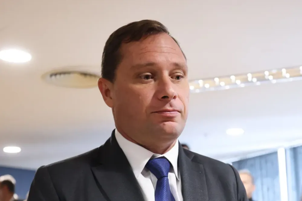 Família de Mauro Cid viaja aos EUA; PF suspeita de plano de fuga