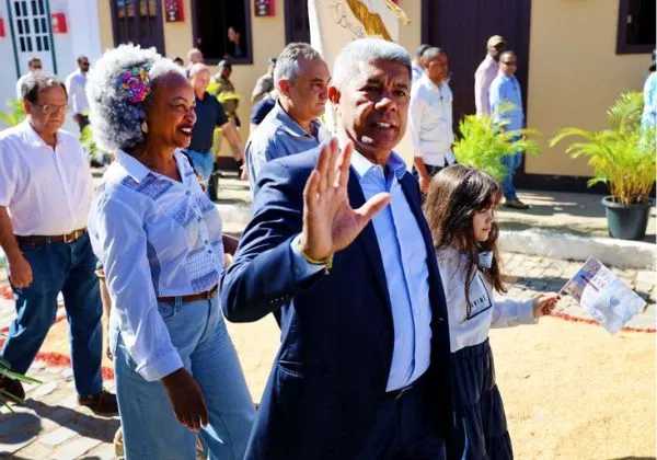 Governador participa de missa campal durante festejos de Corpus Christi