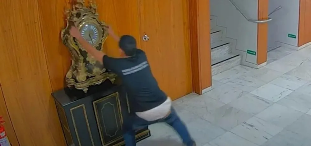 Homem que destruiu relógio de dom João 6º no 8/1 é solto sem tornozeleira eletrônica