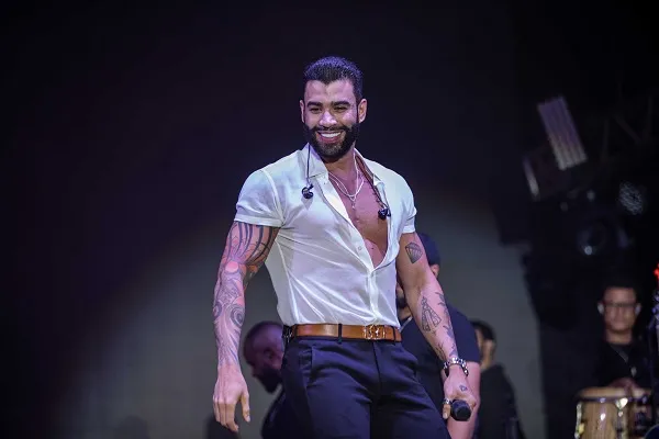 Gusttavo Lima divide palco com sósia; confira