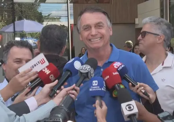 Bolsonaro é diagnosticado com pneumonia viral após realizar exames em Brasília