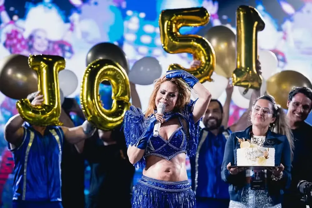 Joelma recebe homenagem e celebra aniversário durante show no São João na Bahia