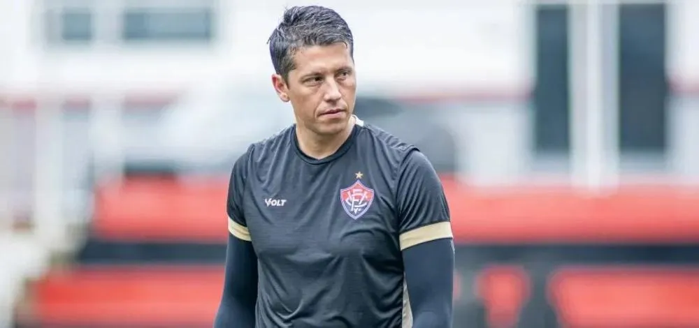 Vitória anuncia demissão de Carpini após queda na Copa do Nordeste