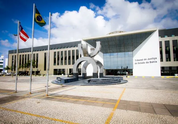 Governador sanciona projetos que criam cargos e reestruturam Judiciário baiano