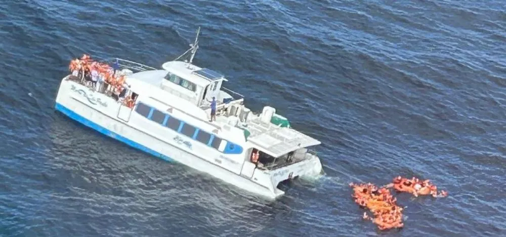 Catamarã com 121 passageiros fica à deriva após colisão na Baía de Todos-os-Santos