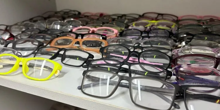 Candeias: Dezenas de óculos ofertados gratuitamente pela Prefeitura não são retirados pelos pacientes