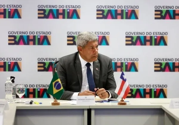 Jerônimo promove série de exonerações em áreas cruciais do governo