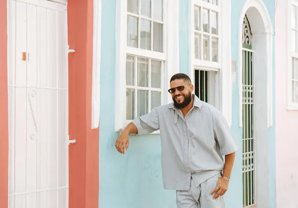 Cantor baiano estreia em reality da Globo; conheça Brenno Casagrande